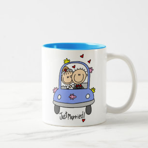Gerade verheiratete Braut und Bräutigam T-Shirts u Zweifarbige Tasse