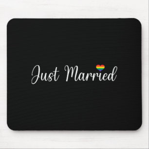 Gerade verheiratete Lgbtq Gay-Hochzeit Lesbische B Mousepad