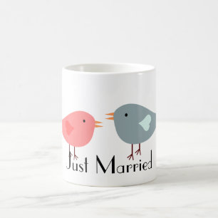 Gerade verheiratete rosa und blaue kaffeetasse