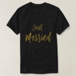 Gerade verheiratetes Goldfolien-Typografie-Shirt T-Shirt<br><div class="desc">Gerade verheirateter Goldfolien-Typografie-T - Shirt für ein Jungvermählten auf seinen Flitterwochen.</div>