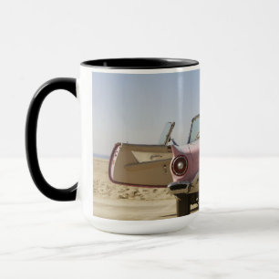 Gerade verheiratetes Zeichen und Surfbrett Tasse