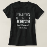 Gerade weds verheirateter Herr und Frau T-Shirts<br><div class="desc">Gerade weds verheirateter Herr und Frau T-Shirts für eben. Spaß-Hochzeitstag-Geschenkidee für Jungvermählten und Honeymooners. Personalizable Kleidung mit Familiennamen der Braut und des Bräutigams plus Datum der Heirat. Schöne Hand beschriftete Typografie, mit Herzpfeil zu entwerfen. Niedliche Schwarzweiss-T-Shirts für verheiratete Paare. Hübscher handlettering Entwurf für zukünftigen oder neuen Ehemann und Ehefrau. Schaffen...</div>