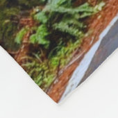 Geradewegs durch den Misty Redwood Forest-S Fleecedecke (Ecke)