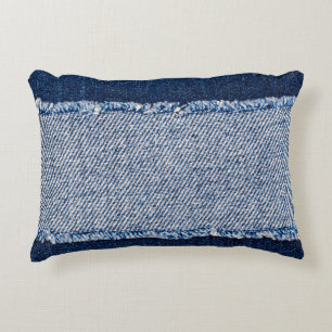Gerahmte blaue Jeans mit Fransensaum. Dekokissen