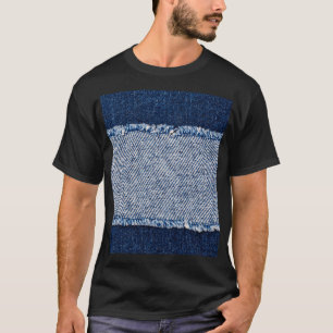 Gerahmte blaue Jeans mit Fransensaum. T-Shirt
