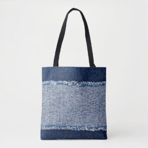 Gerahmte blaue Jeans mit Fransensaum. Tasche