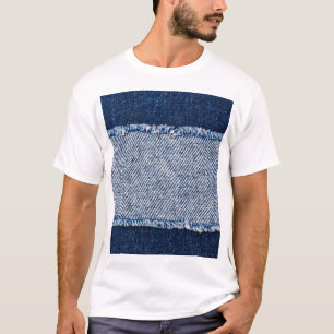 Gerahmte Jeansblaujeans mit Fransensaum. T-Shirt