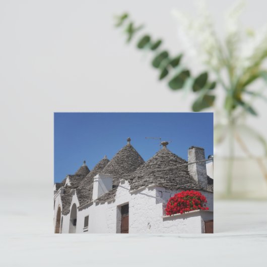 Geranium-Blume und Trulli-Häuser in Alberobello Postkarte (Stehend Vorderseite)