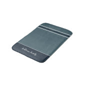 Geräumige Eleganz - Slate Blue Stripes Bath Mat Badematte (Schrägansicht)