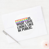 Gerechtigkeit ist, wie Liebe in der Öffentlichkeit Runder Aufkleber (Umschlag)