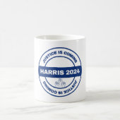 Gerechtigkeit kommt | Kamala harris Walz Election Kaffeetasse (Mittel)