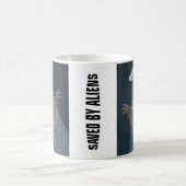 Gerettet durch Außerirdischen Kaffeetasse (Mittel)