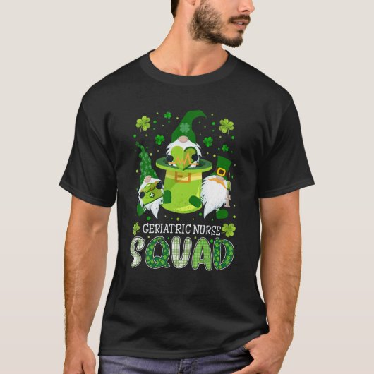 Geriatric Nurse Squad nährend St Patrick Day Gnome T-Shirt (Vorderseite)