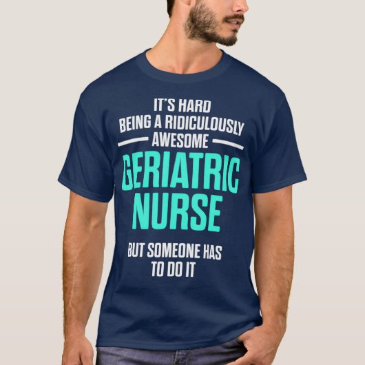 Geriatrische Krankenschwester lächerlich nährend T-Shirt (Vorderseite)