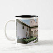 Gericht der Myrten, im Jahre 1333 angefangen Zweifarbige Tasse (Links)