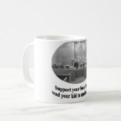 Gerichtssaal-Szene mit Rechtsanwaltszitat Kaffeetasse (Vorderseite Links)