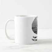 Gerichtssaal-Szene mit Rechtsanwaltszitat Kaffeetasse (Links)