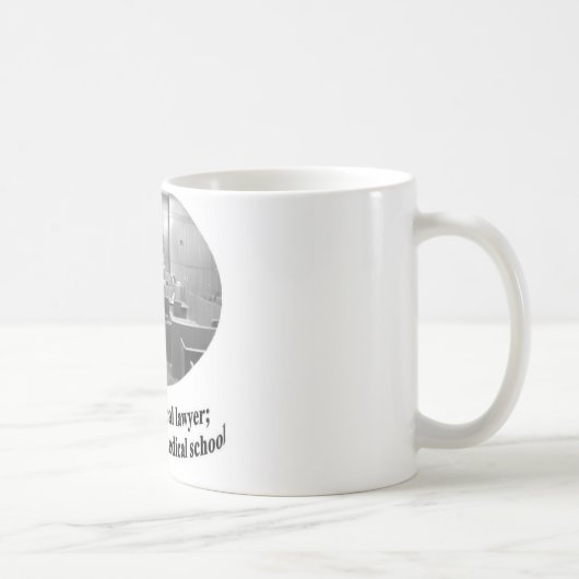 Gerichtssaal-Szene mit Rechtsanwaltszitat Kaffeetasse (Rechts)