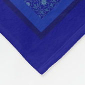 Geringes Filigret über Cobalt Blue Fleece Blanket (Ecke)