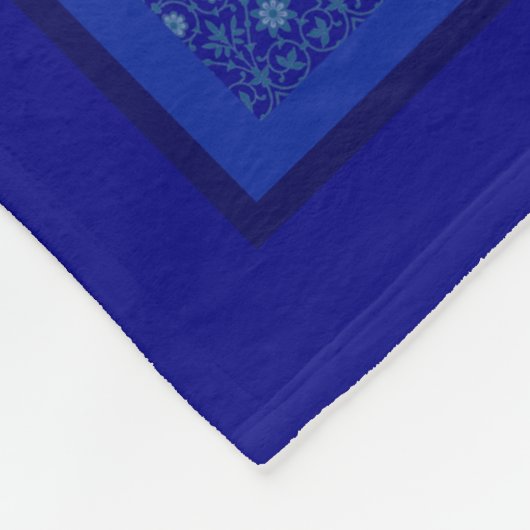 Geringes Filigret über Cobalt Blue Fleece Blanket (Ecke)