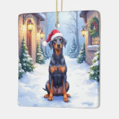 German Pinscher Snowy Courtyard Santa Hat Keramikornament (Links)