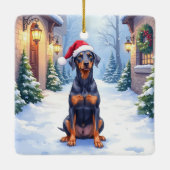 German Pinscher Snowy Courtyard Santa Hat Keramikornament (Rückseite)