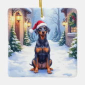 German Pinscher Snowy Courtyard Santa Hat Keramikornament (Vorderseite)