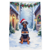 German Pinscher Snowy Courtyard Santa Hat Mittlere Geschenktüte (Rückseite)
