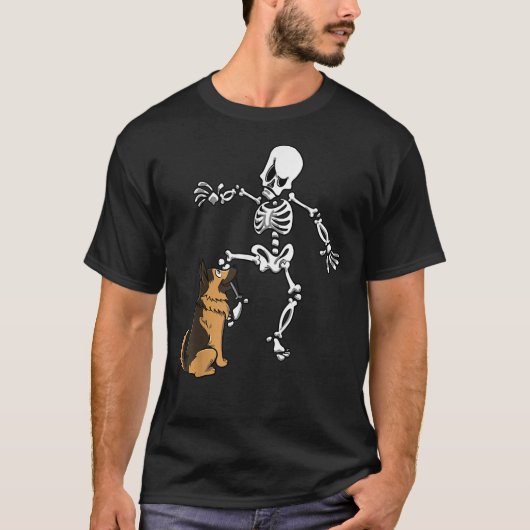 German Shepherd Biting Skeleton Leg Halloween T-Shirt (Vorderseite)