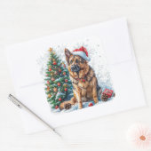 German Shepherd by Snowy Christmas Tree Quadratischer Aufkleber (Umschlag)