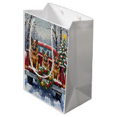 German Shepherd Christmas Red Truck Holiday Mittlere Geschenktüte (Rückseite Schrägansicht)