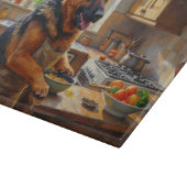 German Shepherd Cooking in Kitchen Schneidebrett (Ecke)