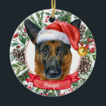 German Shepherd Custom Dog Weihnachtsschmuck<br><div class="desc">Dieses raffinierte Weihnachtsschmuck der Keramik besticht durch eine Aquarellfarbe eines erwachsenen Deutschen Schäferhirten in einer Weihnachtsmannmütze, umgeben von Urlaubspflanzen, Pinecones und Beeren, mit einem roten Banner mit dem Namen Ihres Hauses (oder dem Wechsel zu frohen Weihnachten). Sie können dieses Design vollständig personalisieren, indem Sie den Gruß und das Jahr auf...</div>