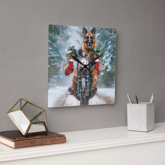 German Shepherd Dog Riding Motorrad Weihnachten Quadratische Wanduhr (Büro)