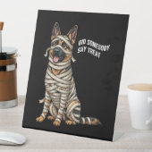 German Shepherd Mummy Halloween Dog Sockelschild (In Situ)