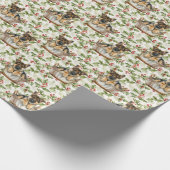 German Shepherd Puppy in Basket Christmas Holly Geschenkpapier (Ecke)