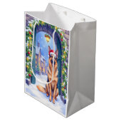 German Shepherd Snowy Town Gate Santa Christmas Mittlere Geschenktüte (Vorderseite Schrägansicht)