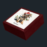 German Shepherd Welppy Christmas Holly Erinnerungskiste<br><div class="desc">Das Bild auf dem Deckel dieser niedlichen Holiday Geschenkboxen ist von einem bezaubernden deutschen Schäferhund, der einen rot-weißen Weihnachtshut trägt. Hinter ihm steht ein Gezeter aus heiligen und roten Beeren. Kleine Goldkonfetti auf weißem Hintergrund geben dem Hintergrund ein wenig Glitzer. Ihr Name oder ein anderer benutzerdefinierter Text ist unten schwarz....</div>