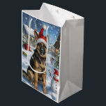 German Shepherd Winter Wonderland Christmas Joy Mittlere Geschenktüte<br><div class="desc">Dieses festliche Design spiegelt den fröhlichen Geist der Urlaubssaison wider und besticht durch ein hübsches Jungtier mit einer Weihnachtsmannmütze. Der Hund ist eingebettet in ein winterliches Wunderland, mit einem Schneemann, einem dekorierten Weihnachtsbaum und wunderschön verpackten Geschenken. Schneeflocken fallen sanft ab und geben der Szene eine magische Touch, während die lebhaften...</div>