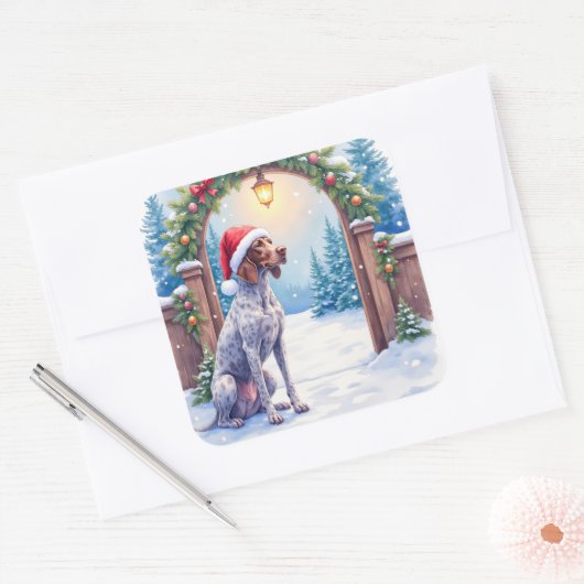 German Shorthaired Pointer Snowy Gate Santa Hat Quadratischer Aufkleber (Umschlag)