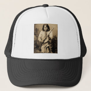 Geronimo mit Gewehr 1886 Truckerkappe