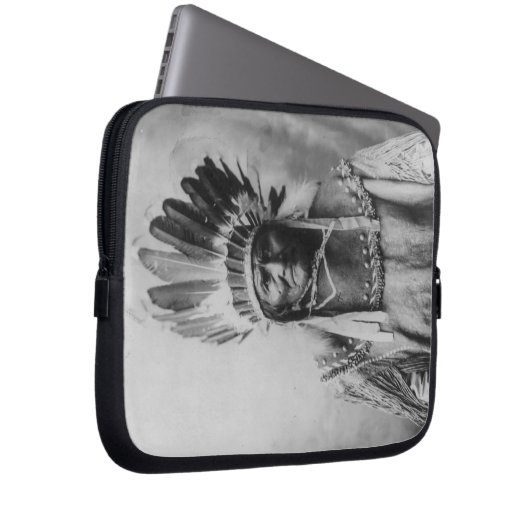 'Geronimo mit Kopfschmuck Laptopschutzhülle (Vorne Rechts)