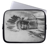 'Geronimo mit Kopfschmuck Laptopschutzhülle (Vorderseite)