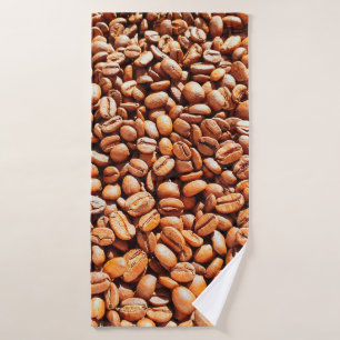Geröstete aromatische Kaffeebohnen in Sonnenlicht, Badehandtuch