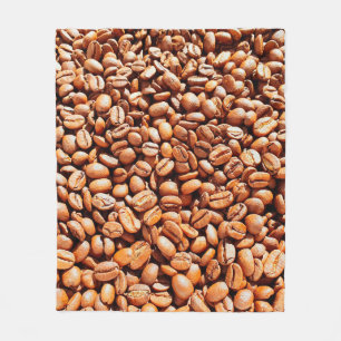 Geröstete aromatische Kaffeebohnen in Sonnenlicht, Fleecedecke