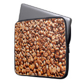 Geröstete aromatische Kaffeebohnen in Sonnenlicht, Laptopschutzhülle (Vorderseite Links)