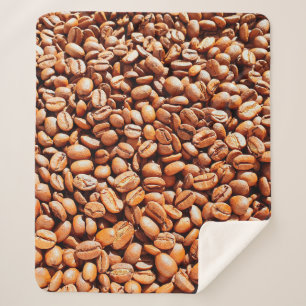 Geröstete aromatische Kaffeebohnen in Sonnenlicht, Sherpadecke
