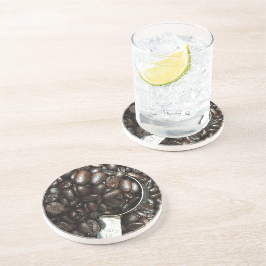 geröstete Kaffeebohnen mit Silberschottenaufnahme Getränkeuntersetzer (Seite)