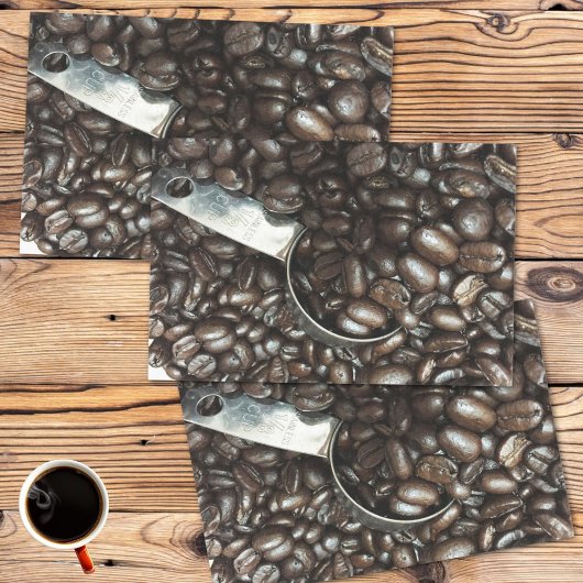 geröstete Kaffeebohnen mit Silberschottenaufnahme Seidenpapier