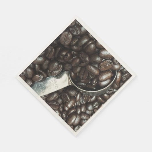 geröstete Kaffeebohnen mit Silberschottenaufnahme Serviette (Ecke)